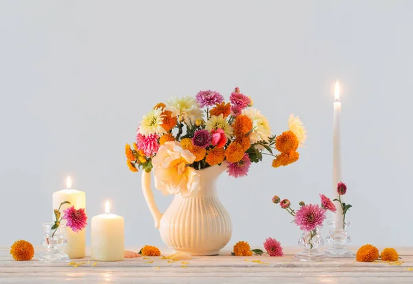 Stillleben Mit Chrysanthemen Und Brennenden Kerzen — Stockfoto