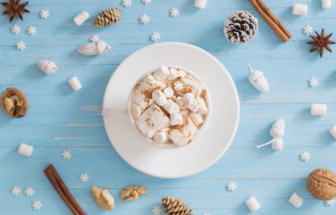 sıcak çikolata hatmi mavi ahşap zemin üzerine