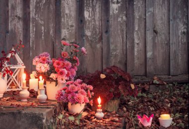 Kasımpatı sonbahar bahçe mumlar yanan ile