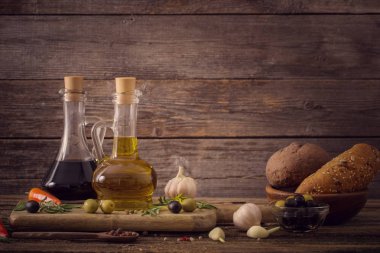 baharat ve diğer maddeler ile aromalı zeytinyağı