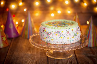 kek üzerine Cam pasta tabağı şenlikli dekor eski ahşap zemin üzerine