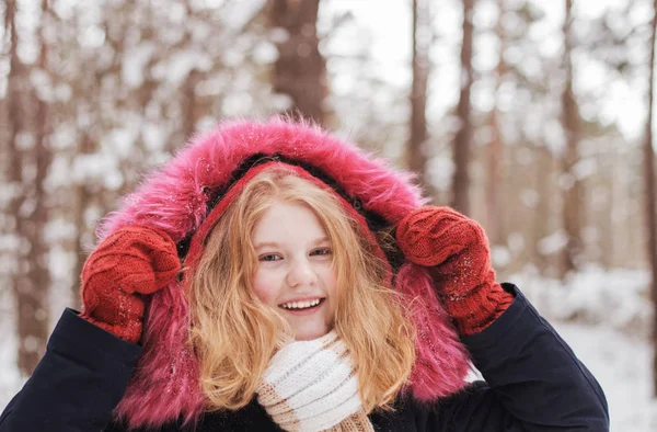 Lycklig Tonåring Flicka Vinterparken Snöiga — Stockfoto