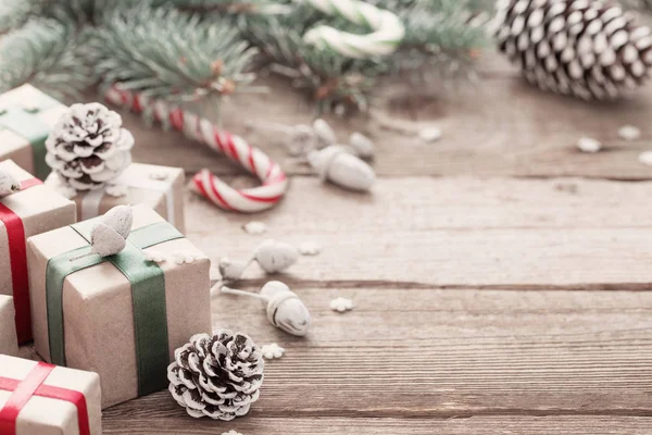 Kerst Groene Tak Giften Oude Houten Achtergrond — Stockfoto