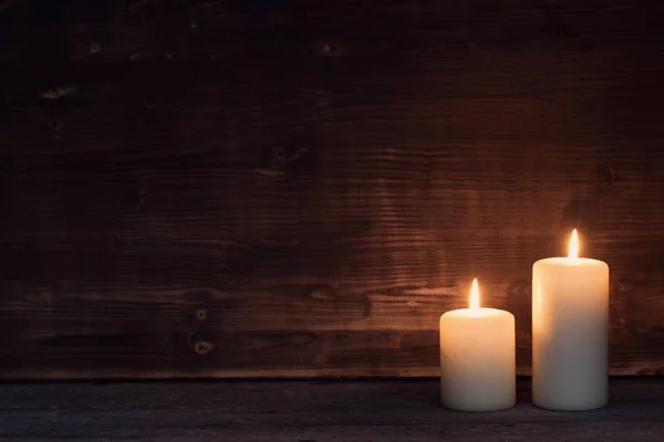 Brennende Kerze Auf Altem Dunklem Holzgrund — Stockfoto
