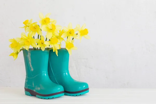 Gummistiefel Und Frühlingsblumen Auf Weißem Hintergrund — Stockfoto