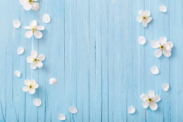 青い木の背景の春の花 — ストック写真