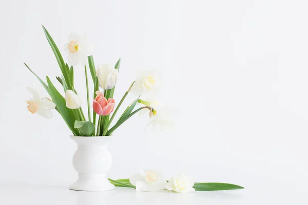 Весняні Квіти Білій Вазі — стокове фото