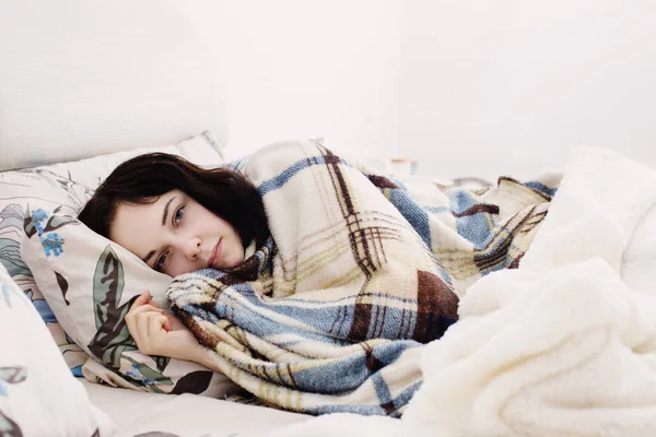 ベッドの中で病気の女の子 — ストック写真