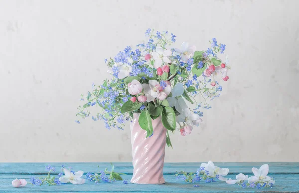 Jarní Květiny Váze Bílém Pozadí — Stock fotografie