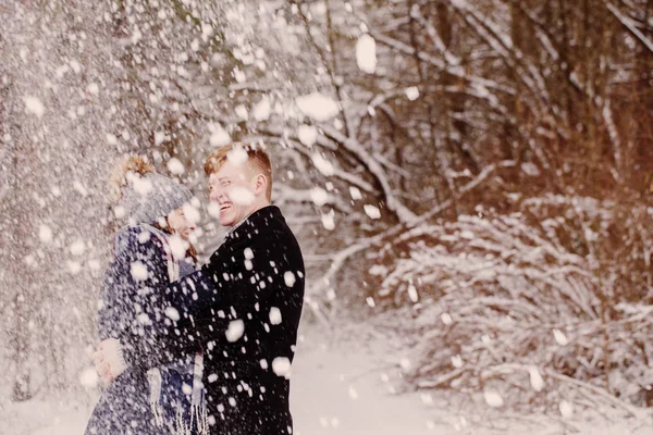 在冬季公园的年轻夫妇 — 图库照片