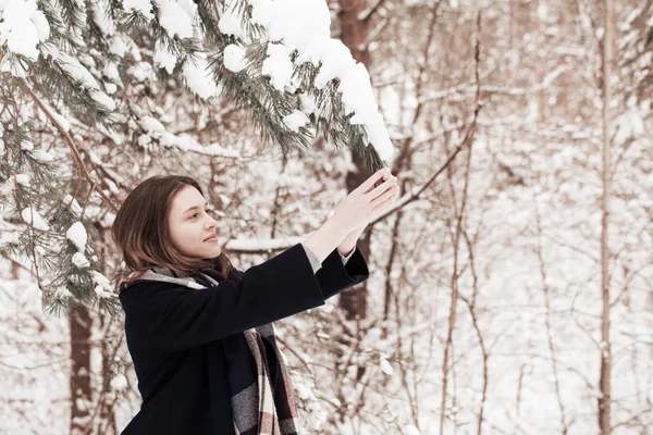 Schönes Mädchen Winterpark — Stockfoto