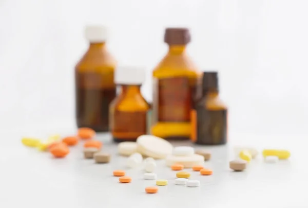 Zusammensetzung Von Arzneiflaschen Und Pillen Auf Weißem Hintergrund — Stockfoto