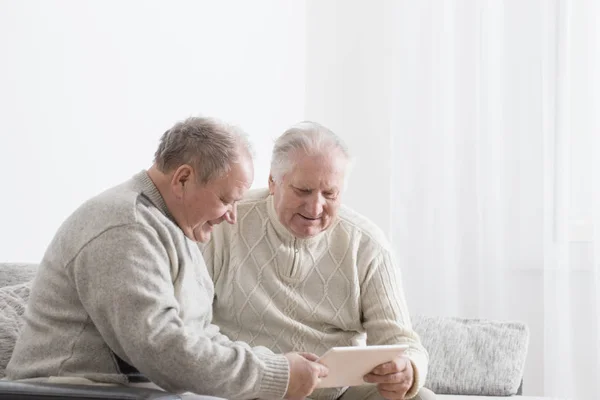 Dva Starší Muži Tabletem — Stock fotografie