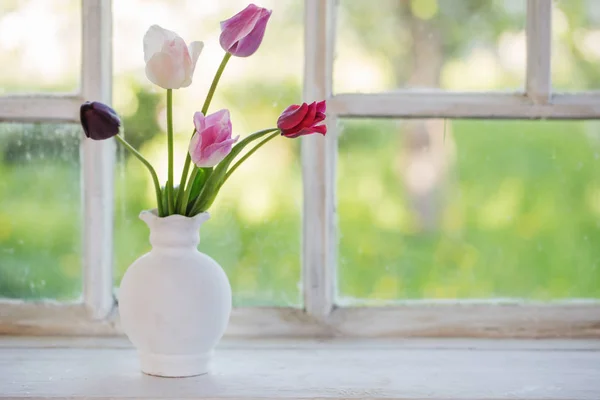 老窗台上花瓶里的郁金香 — 图库照片