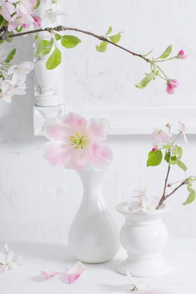 Hermosas Flores Primavera Sobre Fondo Pared Blanca —  Fotos de Stock