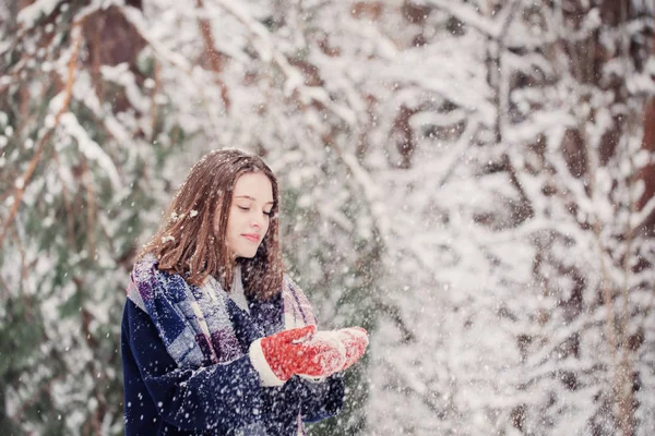 Красивая Девушка Зимнем Парке — стоковое фото