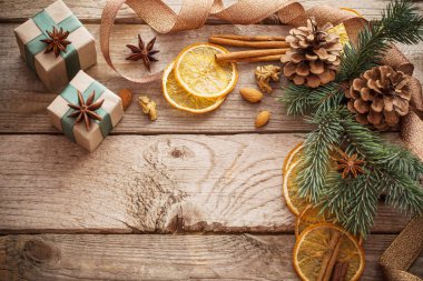 Eski ahşap zemin üzerine baharat ile Noel süsleri