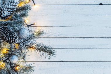 Beyaz ahşap zemin üzerinde Noel çelenk
