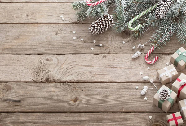 クリスマス緑支店 古い木製の背景のギフト — ストック写真
