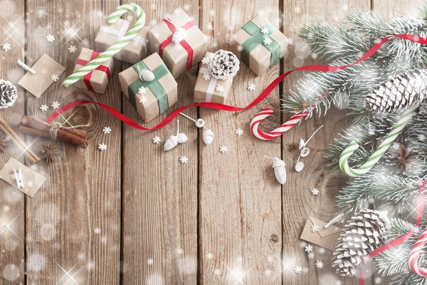 圣诞节绿色分行和礼物在老木背景 — 图库照片