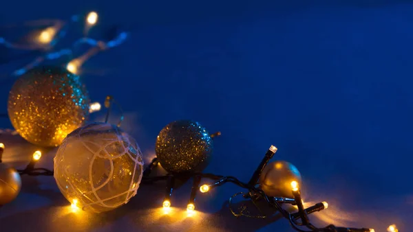 Natal Bolas Douradas Luzes Fundo Azul — Fotografia de Stock