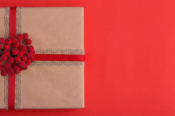 圣诞礼物在红色纸背景 — 图库照片