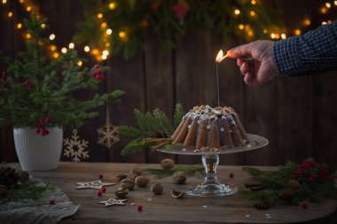 Erkek el ateş maytap için Noel kek üzerine ayarlar
