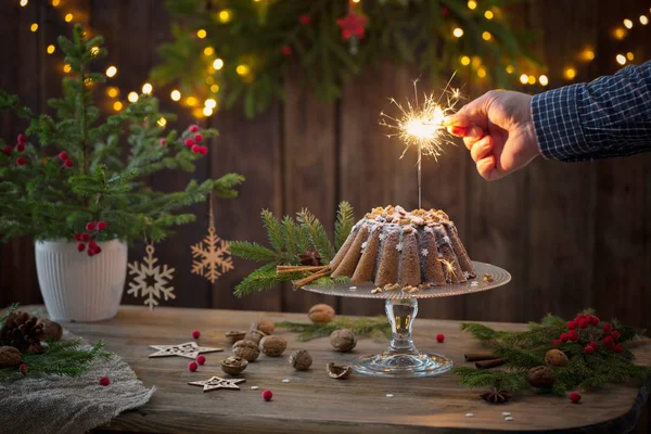 Männerhand Setzt Wunderkerze Auf Weihnachtskuchen Brand — Stockfoto