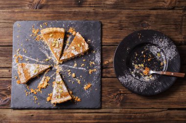 eski ahşap masa üzerinde kabak pasta parçaları