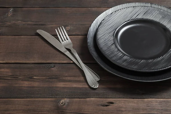 Black Plates Old Wooden Background — Stock Photo, Image