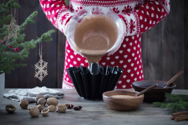 Frau Kocht Weihnachtskuchen — Stockfoto