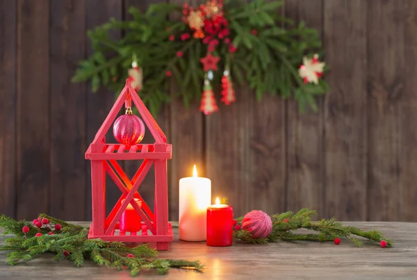 木灯笼与蜡烛和圣诞节小枝在木制背景 — 图库照片