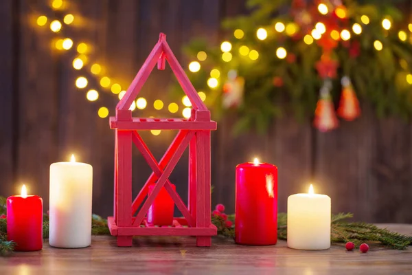 Holzlaterne Mit Kerzen Und Weihnachtszweigen Auf Holzgrund — Stockfoto