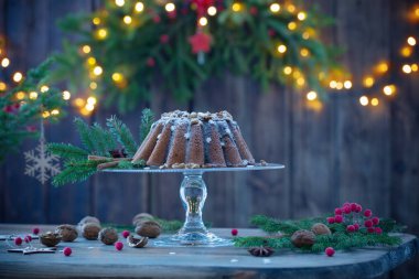 Koyu ahşap arka plan christmas cake ahd köknar dalı