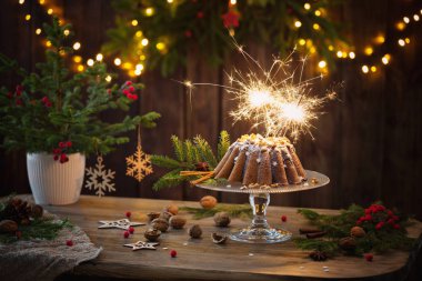Koyu ahşap arka plan christmas cake ahd köknar dalı