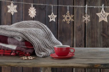 yığın İskoç şalılar, Kupası çay ve eski ahşap arka plan üzerinde Noel süsleri