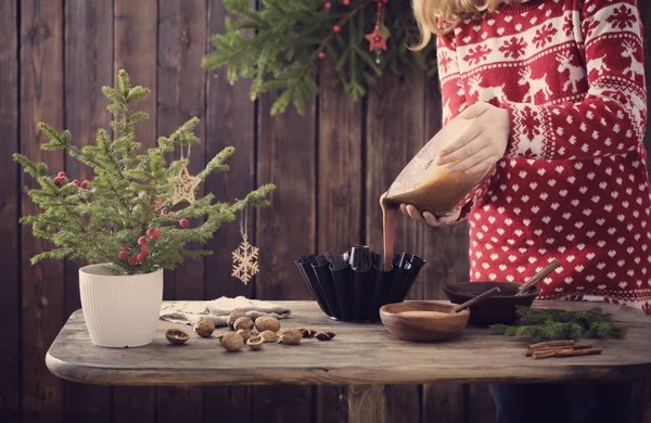 Frau Kocht Weihnachtskuchen — Stockfoto