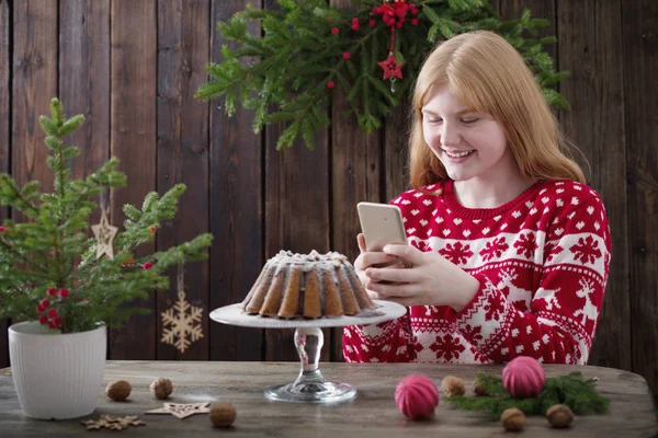 Menina Feliz Atira Bolo Natal Câmera Telefone Móvel — Fotografia de Stock