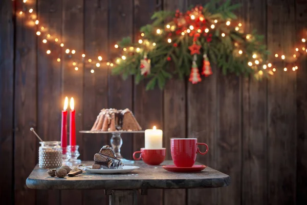 木桌与圣诞蛋糕和装饰 — 图库照片
