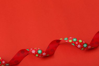 Noel şerit kırmızı Kağıt arka plan üzerinde
