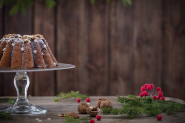 Koyu ahşap arka plan üzerinde Noel kek