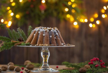 Koyu ahşap arka plan christmas cake ahd köknar dalı