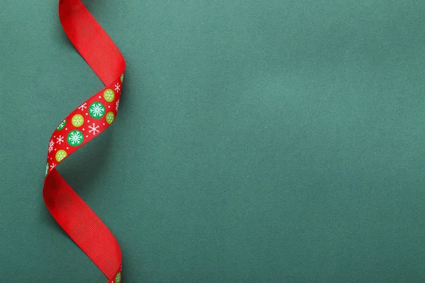 Weihnachtsband Auf Rotem Papier Hintergrund — Stockfoto