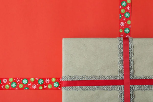 Cadeau Noël Sur Fond Papier Rouge — Photo