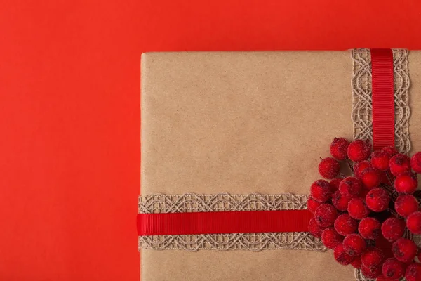 Joululahja Punaisella Paperilla Taustalla — kuvapankkivalokuva