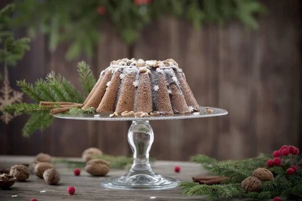 Koyu Ahşap Arka Plan Üzerinde Noel Kek — Stok fotoğraf