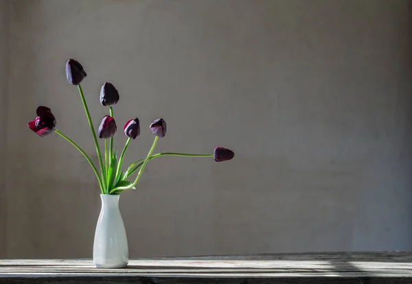 Tulips White Vase Background Old Wall — Stock Photo, Image