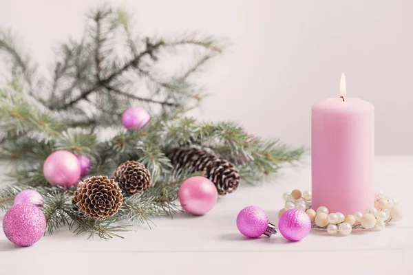 Weihnachtsdekoration Mit Kerzen Auf Weißem Hintergrund — Stockfoto