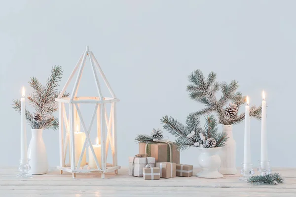 Weiße Weihnachtsdekoration Mit Brennenden Kerzen — Stockfoto