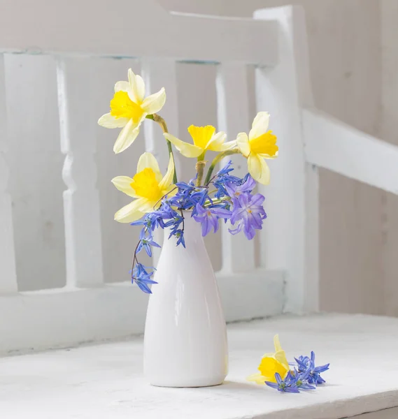 Spring Flowers Vase White Wooden Bench — Stock Photo, Image